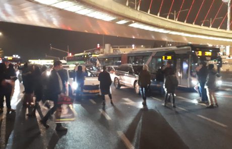 מחאת סנדק: חסימות כבישים בכניסה לעיר